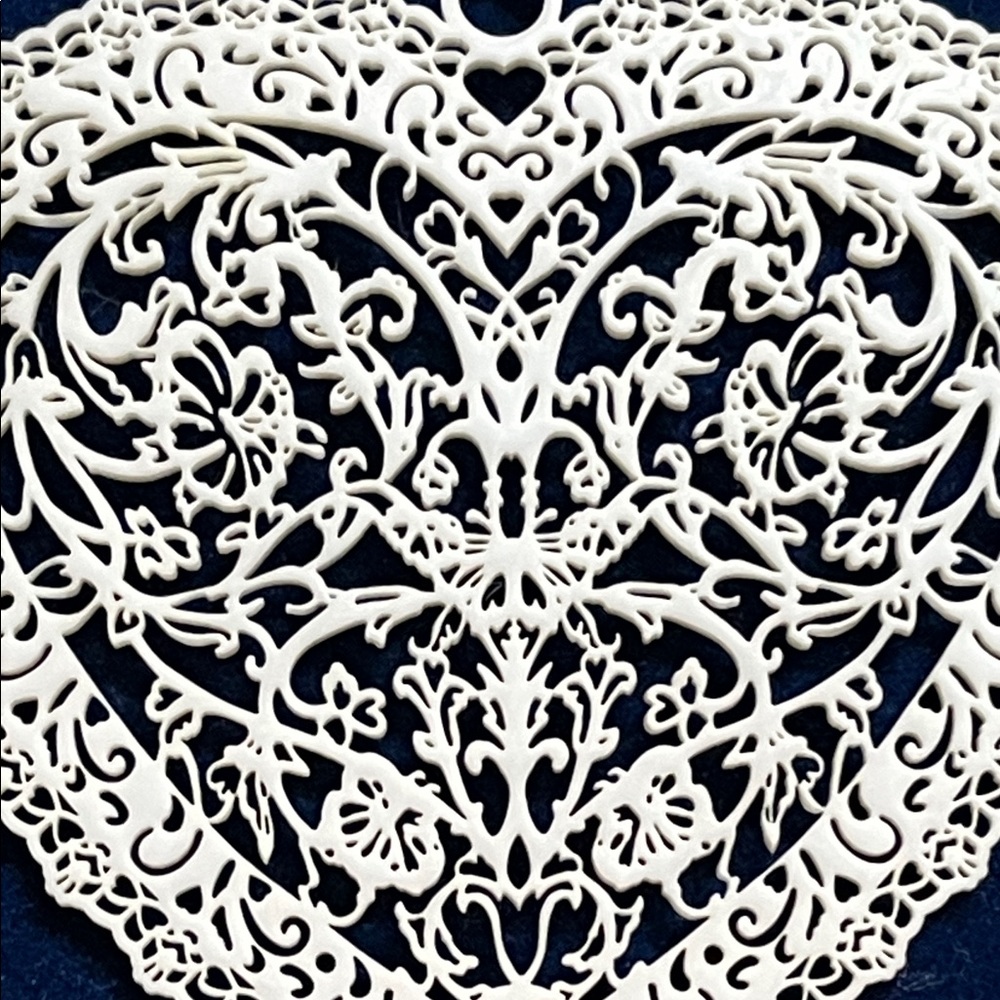Opelle Corningware Black and White Giftware carved China pendant - Picture 2 of 4